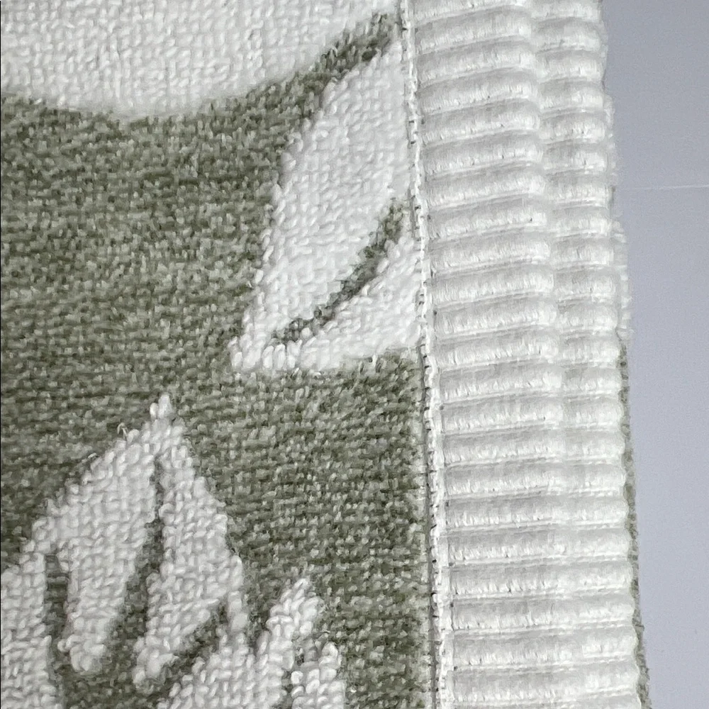 Common Thread Bath Towels Bamboo Cotton Green White Leaf Pattern Set of 2 NEW
